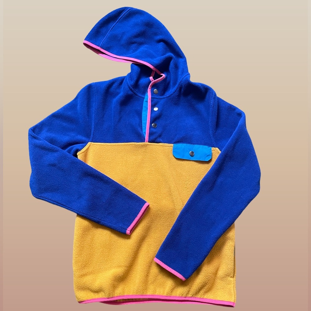 Fleece sweater with a hood and three pockets, size S